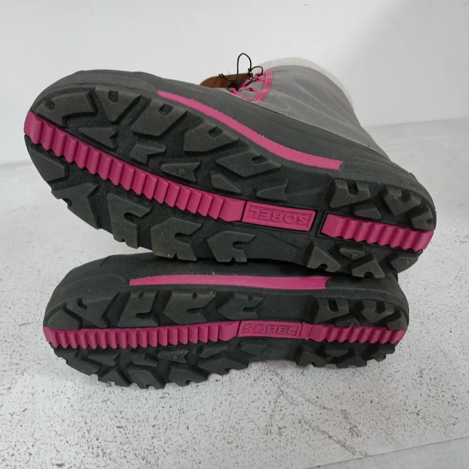 BOXED PAIR OF SOREL YOUTH CUMBERLAND 2 BOOTS IN LIGHT GREY/PINK - UK 5.5