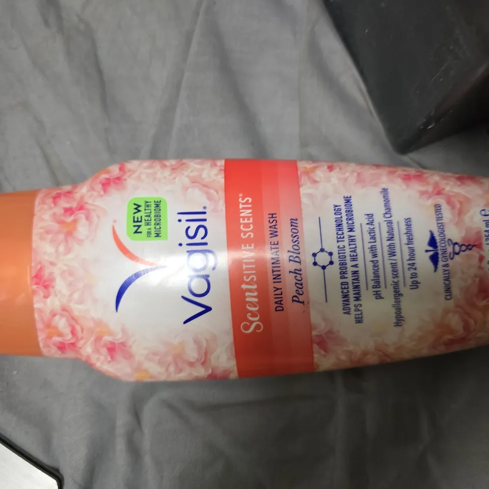 HEALTH & BEAUTY ASSORTMENT: VAGISIL MOISTURISING WASH, ORALIEVE DRY MOUTH RELIEF MOISTURISING MOUTH GEL, RASITA CREAM, EXS MAGNUM LARGE CONDOMS AND SAMPLE SACHETS