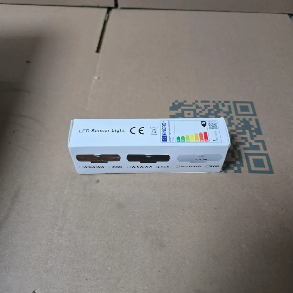 TOTE OF APPROXIMATELY 15 ASSORTED ITEMS TO INCLUDE: LED SENSOR LIGHT