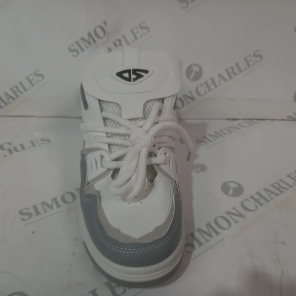 BOXED PAIR OF SKOO WOOD SHOES IN WHITE/GREY EU SIZE 43