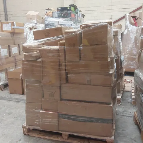 PALLET CONTAINING A VERY LARGE QUANTITY OF ASSORTED LIGHTING ITEMS
