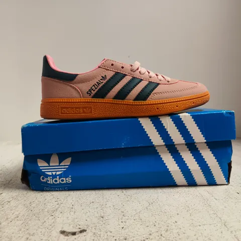 BOXED PAIR OF ADIDAS HANDBALL SPEZIAL TRAINERS IN DUSTY PINK/DUSTY NAVY SIZE UK 4.5