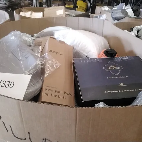 PALLET CONTAINING A LARGE QUANTITY OF PILLOWS