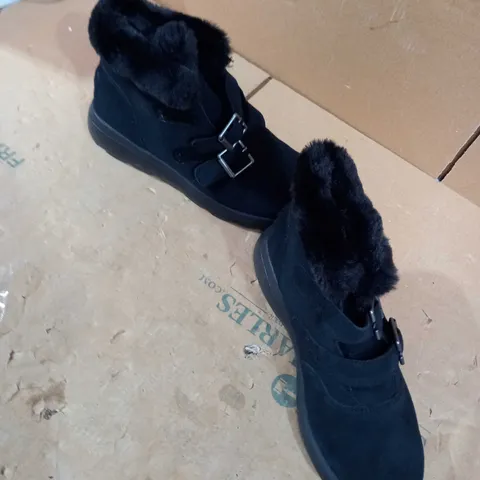 SKETCHER BLACK DESIGNER STYLE BOOT SIZE 5 