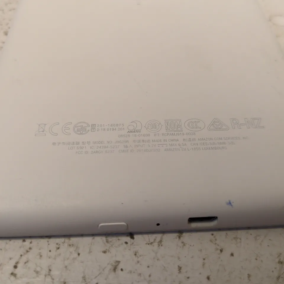 AMAZON KINDLE E-READER – WHITE (USED)
