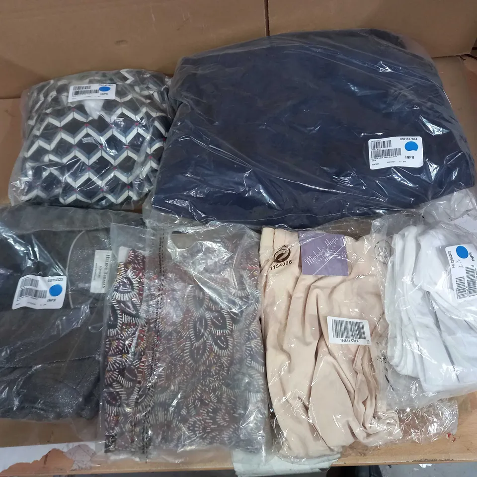 LOT OF APPROX 35 ASSORTED WOMENS CLOTHES TO INCLUDE JUMPERS, BLOUSE, JACKETS ETC