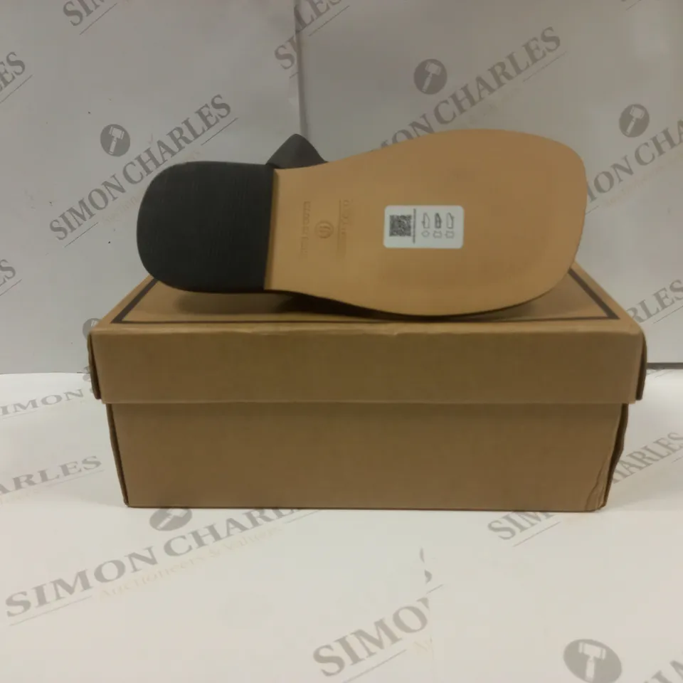 BOXED PAIR OF ASOS TOE LOOP FLAT SHOES UK SIZE 5 