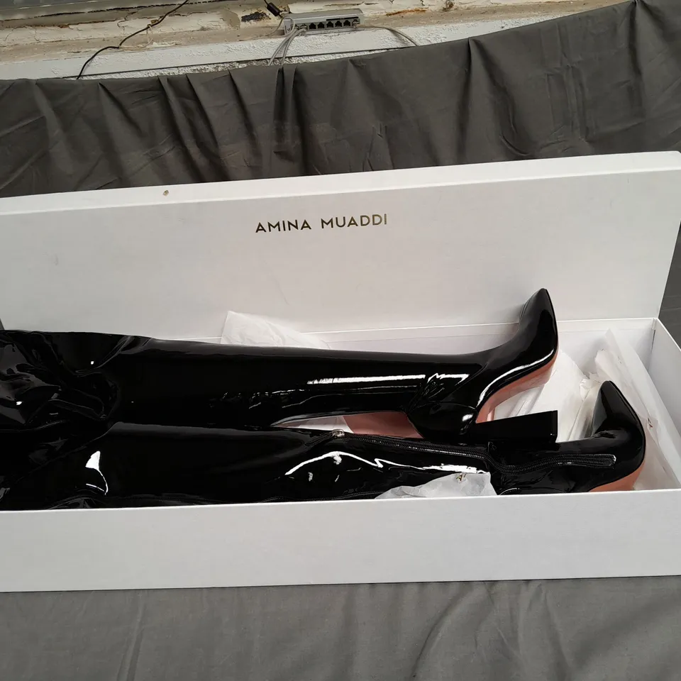 BOXED PAIR OF AMINA MAUDDI LATEX BLACK BLOCK HEEL BOOTS SIZE 37.5