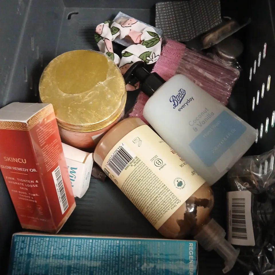 APPROXIMATEY 20 ASSORTED HEALTH AND BEAUTY PRODUCTS TO INCLUDE - CLINIQUE MAKEUP REMOVER - NEUTROGENA FACE WASH - HAIR DRYER DIFFUSER - ETC