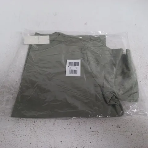 BAGGED ABERCROMBIE AND FITCH TEE - SIZE M