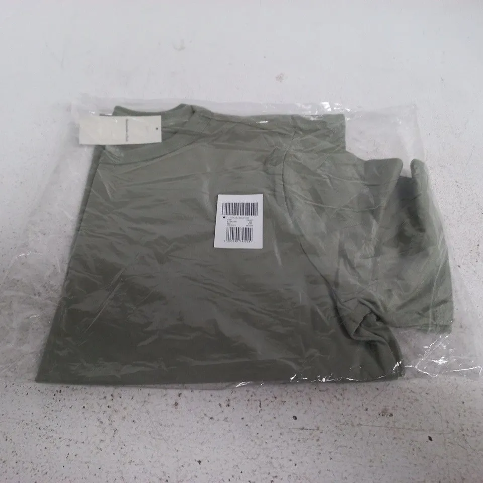 BAGGED ABERCROMBIE AND FITCH TEE - SIZE M