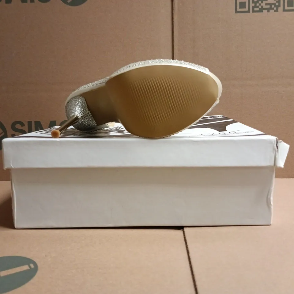 BOXED PAIR OF LYDC PEEP TOE STILETTO HEELS IN IVORY SATIN W. DIAMANTE EFFECT SIZE 5