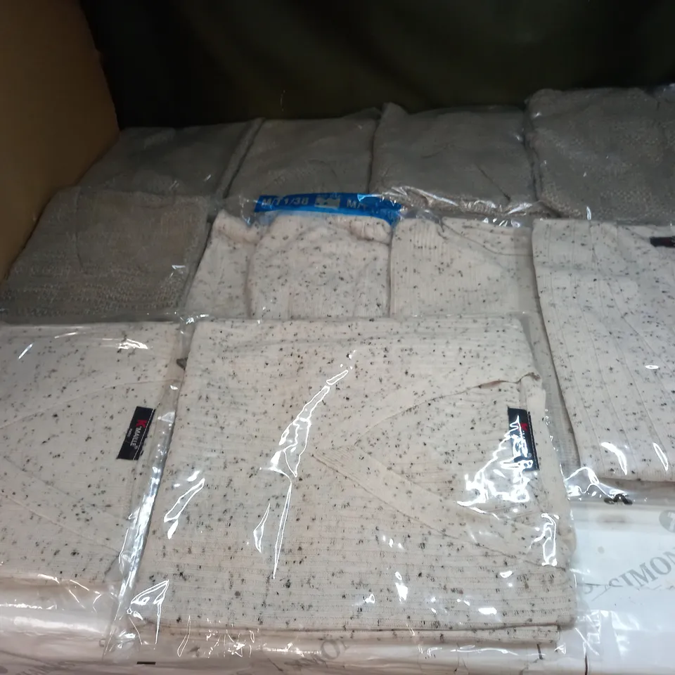 LOT OF APPROX 10 ASSORTED CLOTHING ITEMS IN VARIOUS SIZES