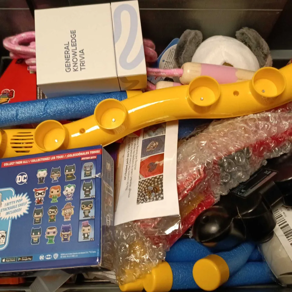 APPROXIMATELY 15 ASSORTED TOYS & GAMES PRODUCTS TO INCLUDE UNO CARD GAME, MONSTER MAGNETS, BITTY POP BATMAN, ETC