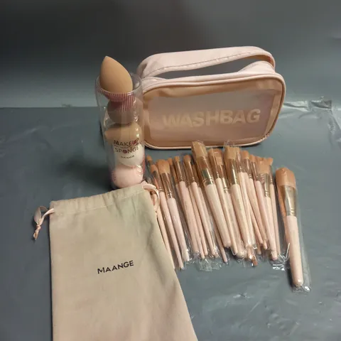 MAANGE WASHBAG WITH BEAUTY BLENDING SPONGES AND APPROX. 30 MAKE UP BRUSHES VARIOUS SIZES