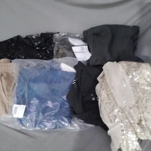 APPROXIMATELY 20 ASSORTED CLOTHING ITEMS IN VARIOUS SIZES TO INCLUDE - DRESS, JUMPER, JEANS, ETC