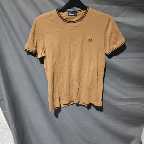 FRED PERRY MEN'S T-SHIRT – BEIGE WITH BLACK TRIM (M)