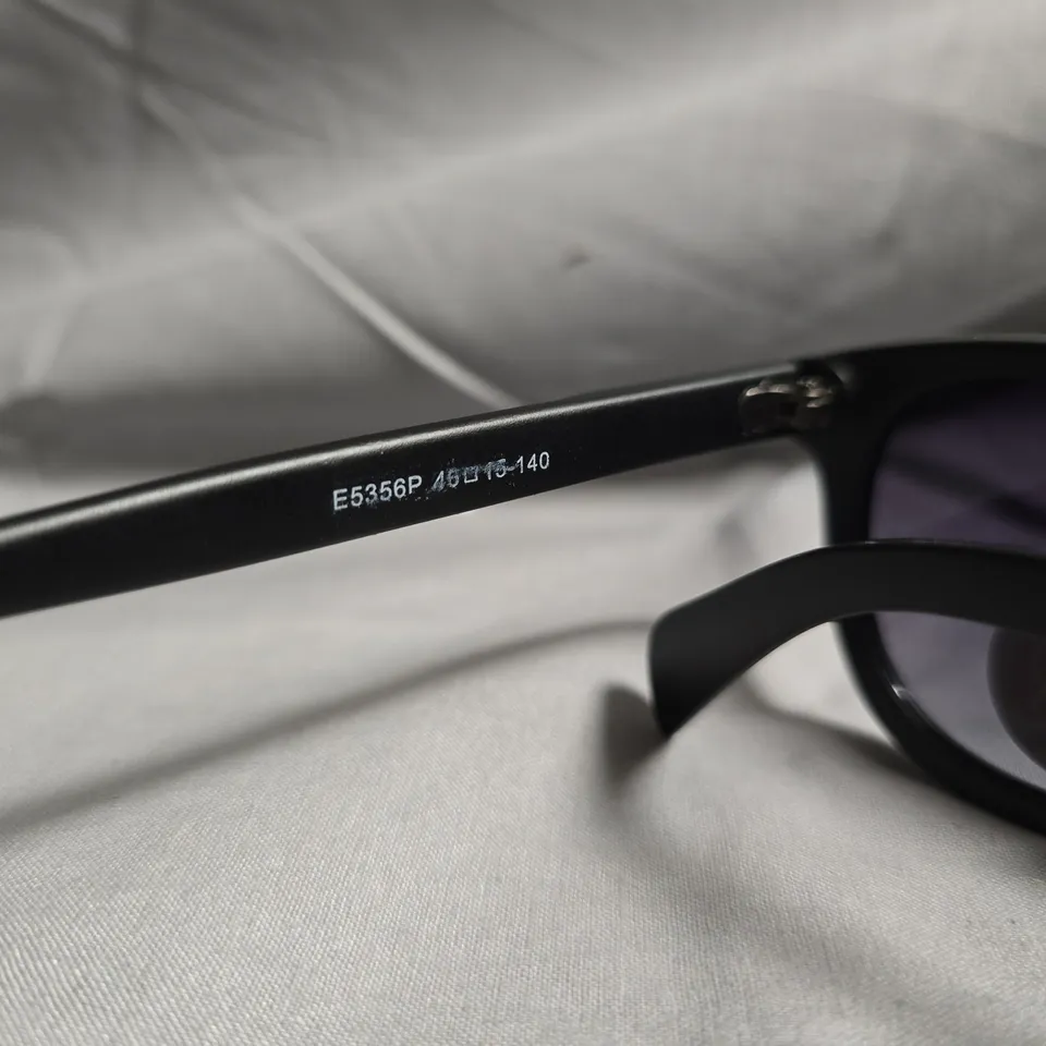 RAY-BAN SUNGLASSES – BLACK WAYFARER STYLE, WITH LEATHER CASE & ORIGINAL BOX