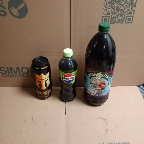 APPROXIMATELY 12 ASSORTED FOOD AND DRINKS ITEMS TO INCLUDE - ROBINSONS APPLE & BLACKCURRANT SQUASH, PEPSI & LIME 500ML BOTTLE, REIGN ENERGY ORANGE DREAMSICLE ETC 