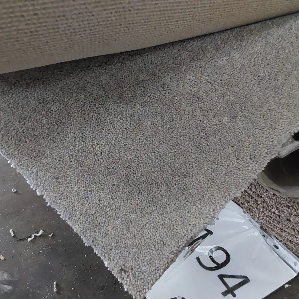 ROLL OF QUALITY WOODLAND HEATHERS TWIST DELUXE SILVER FOX CARPET // SIZE: 8.5 X 5m