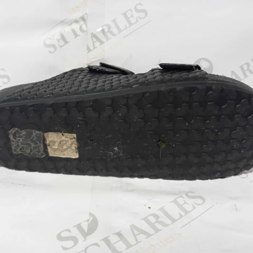 BOXED PAIR OF SKECHERS BLACK SANDALS UK SIZE 4