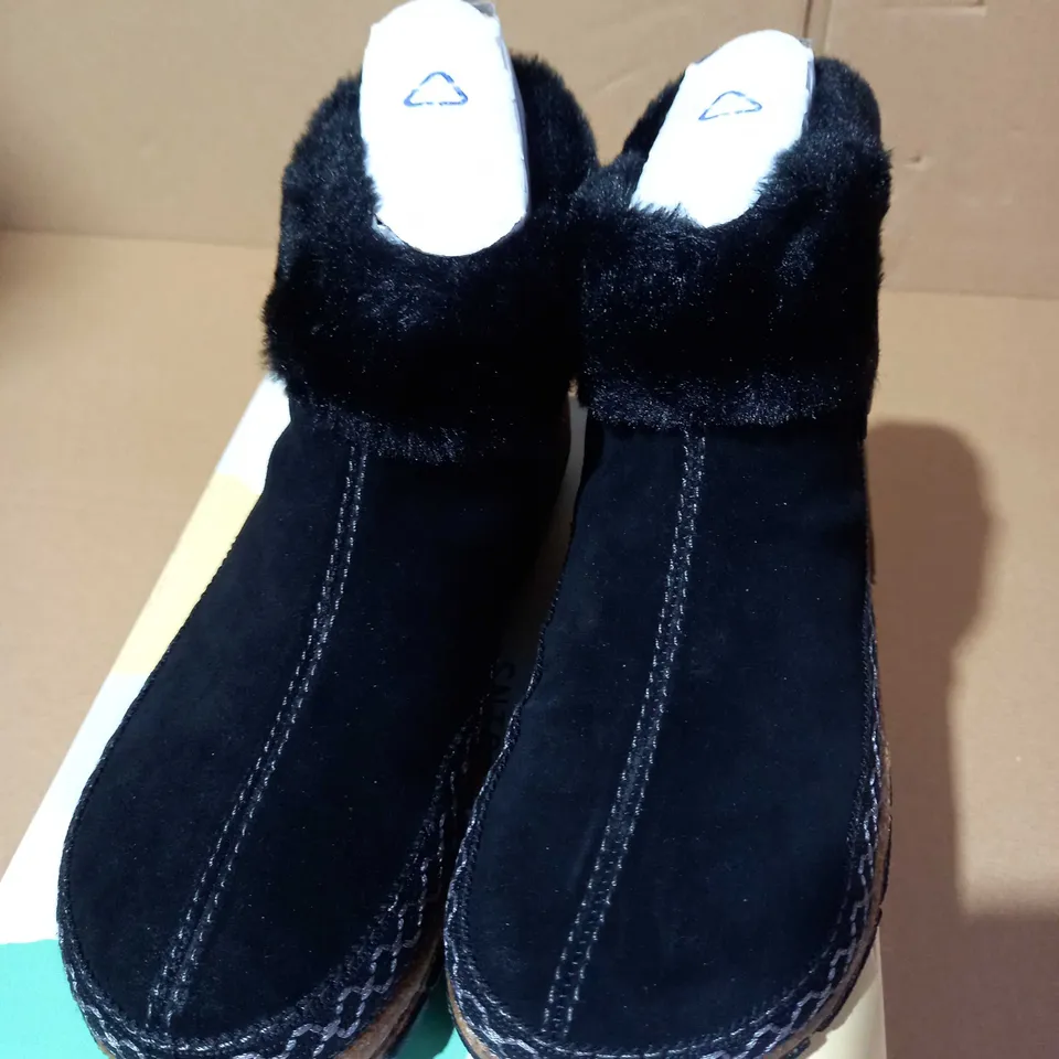 BOXED PAIR OF EARTH ORIGINS EMMALYN SUEDE HOUSE BOOTIE SLIPPER SIZE 4 BLACK