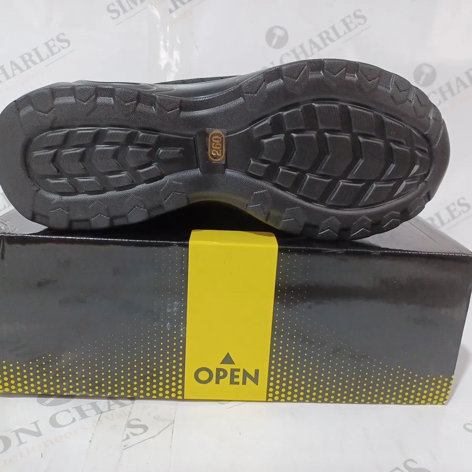BOXED PAIR OF TOUGHWEAR SAFETY SHOES IN BLACK UK SIZE 8