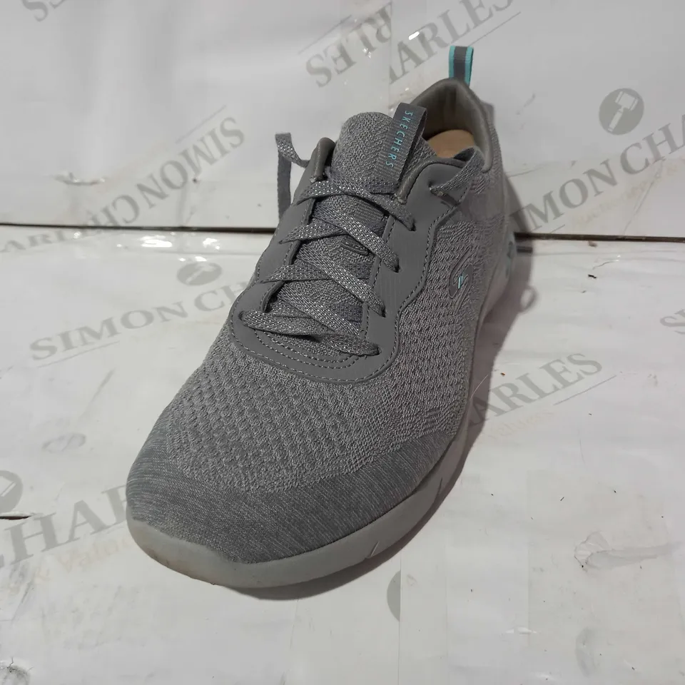BOXED PAIR OF SKECHERS ARCH FIT LIGHT GREY TRAINERS IN GREY UK SIZE 7
