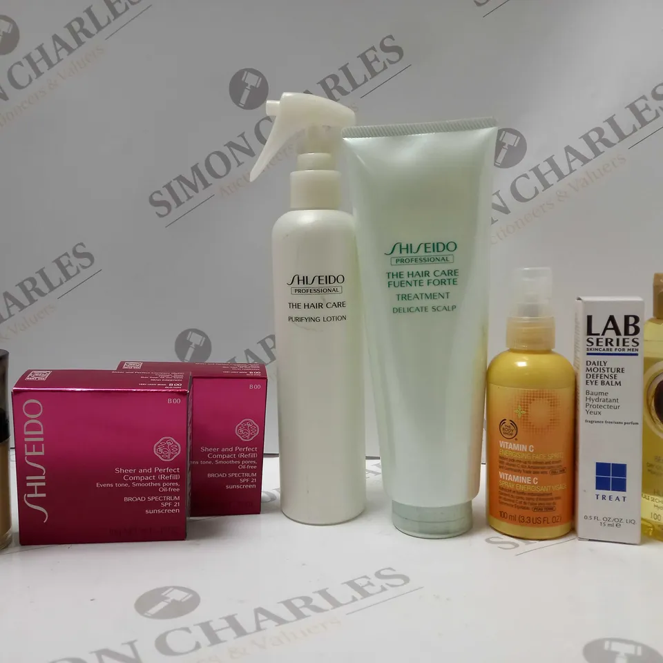 BOX OF APPROX 10 ASSORTED BEAUTY PRODUCTS TO INCLUDE SHISEIDO COMPACT REFILL #B00, SHISEIDO THE HAIR CARE TREATMENT, THE BODY SHOP VITAMIN C FACE SPRITZ, ETC 