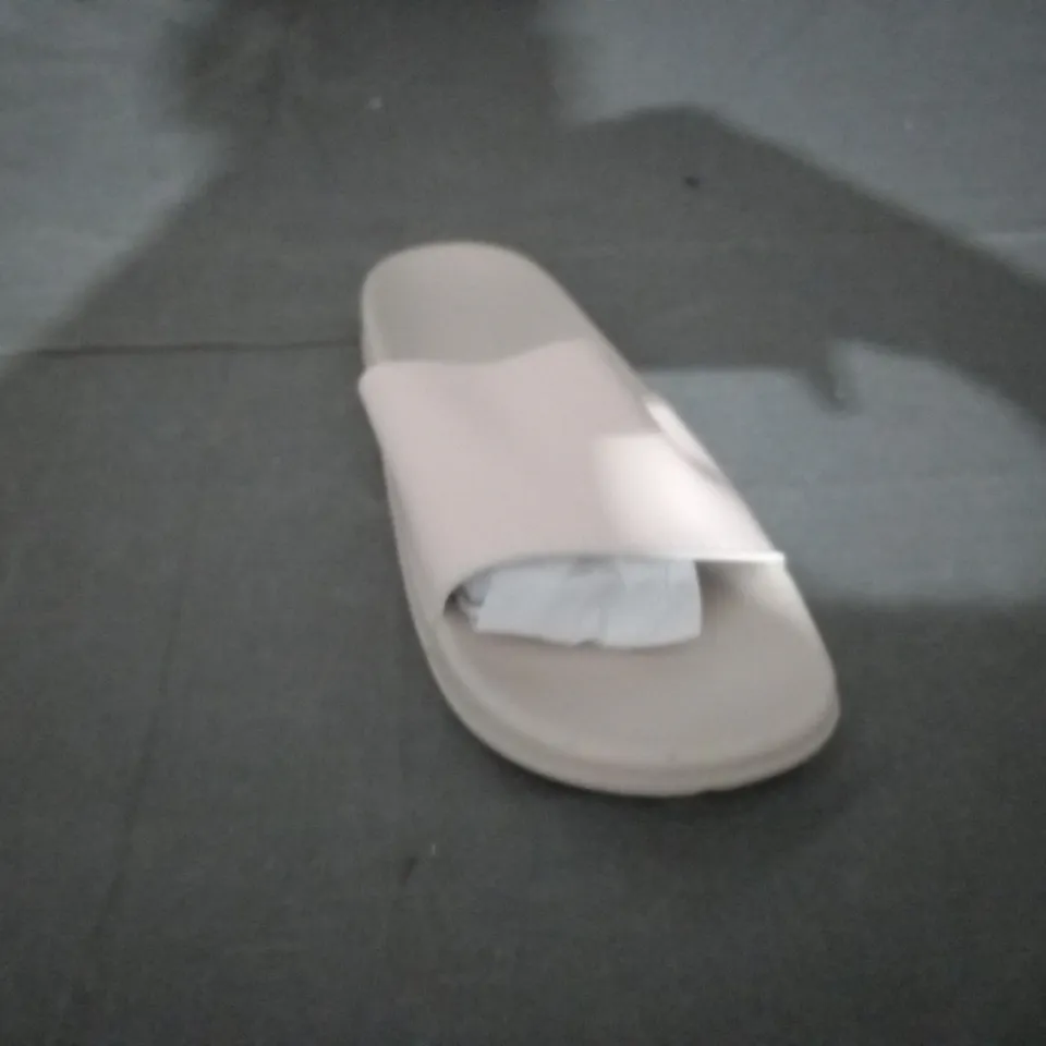 APPROXIMATELY 24 PAIRS OF PINK SLIPPERS IN VARIOUS SIZES TO INCLUDE SIZE 4