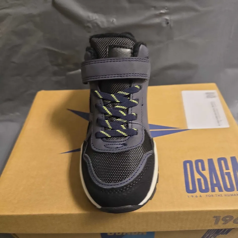 BOXED PAIR OF OSAGA KIDS WALKING SHOES - UK SIZE 30