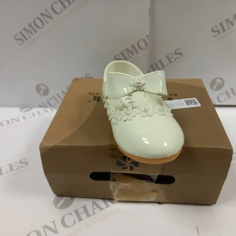 BOXED PAIR OF INFANT SHOES 