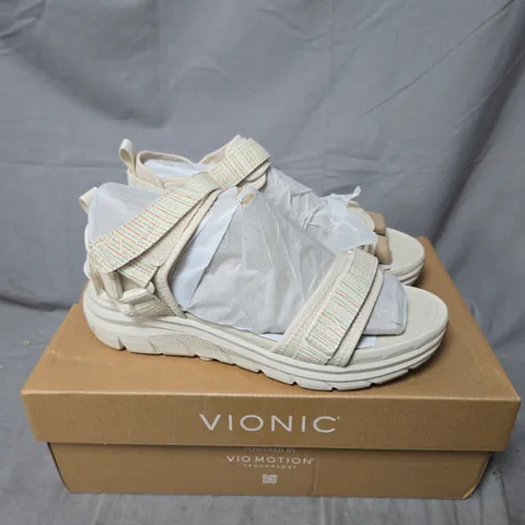 BOXED PAIR OF VIONIC WALK MAX SANDALS IN CREAM SIZE 6.5