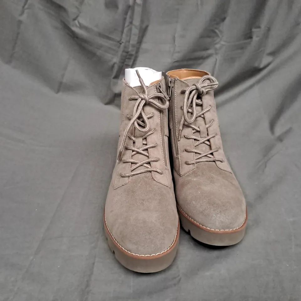 PAIR OF VIONIC LARSON LACE UP BOOTS IN STONE SIZE 5