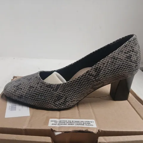 DAMART GREY SNAKE COURT SHOES – UK 5 