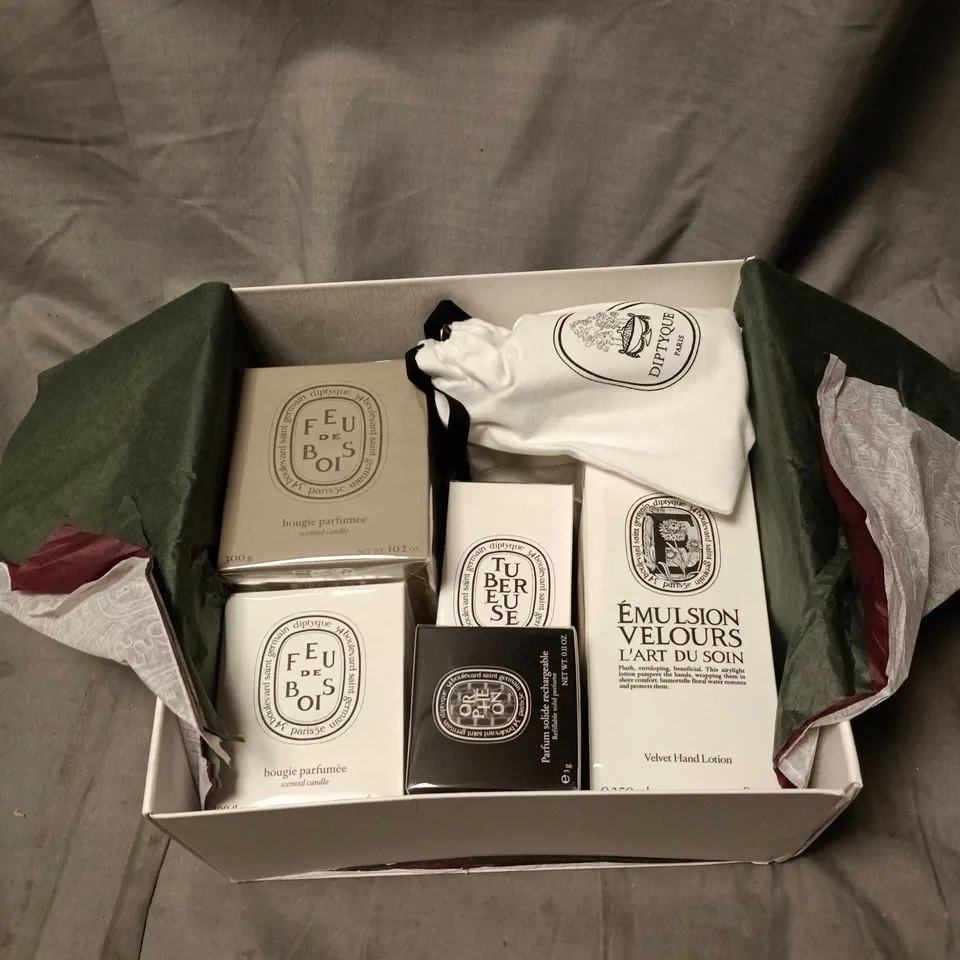 DIPTYQUE PARIS GIFT BOX SET – FEU DE BOIS CANDLES AND VELVET HAND LOTION