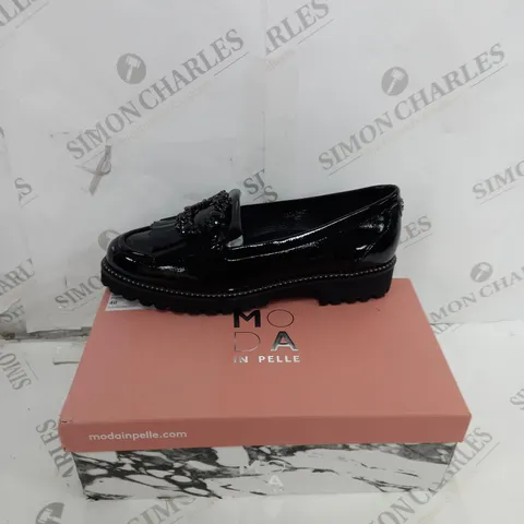 BOXED PAIR OF MODA IN PELLE SLIP-ON SHOES IN BLACK SIZE 7