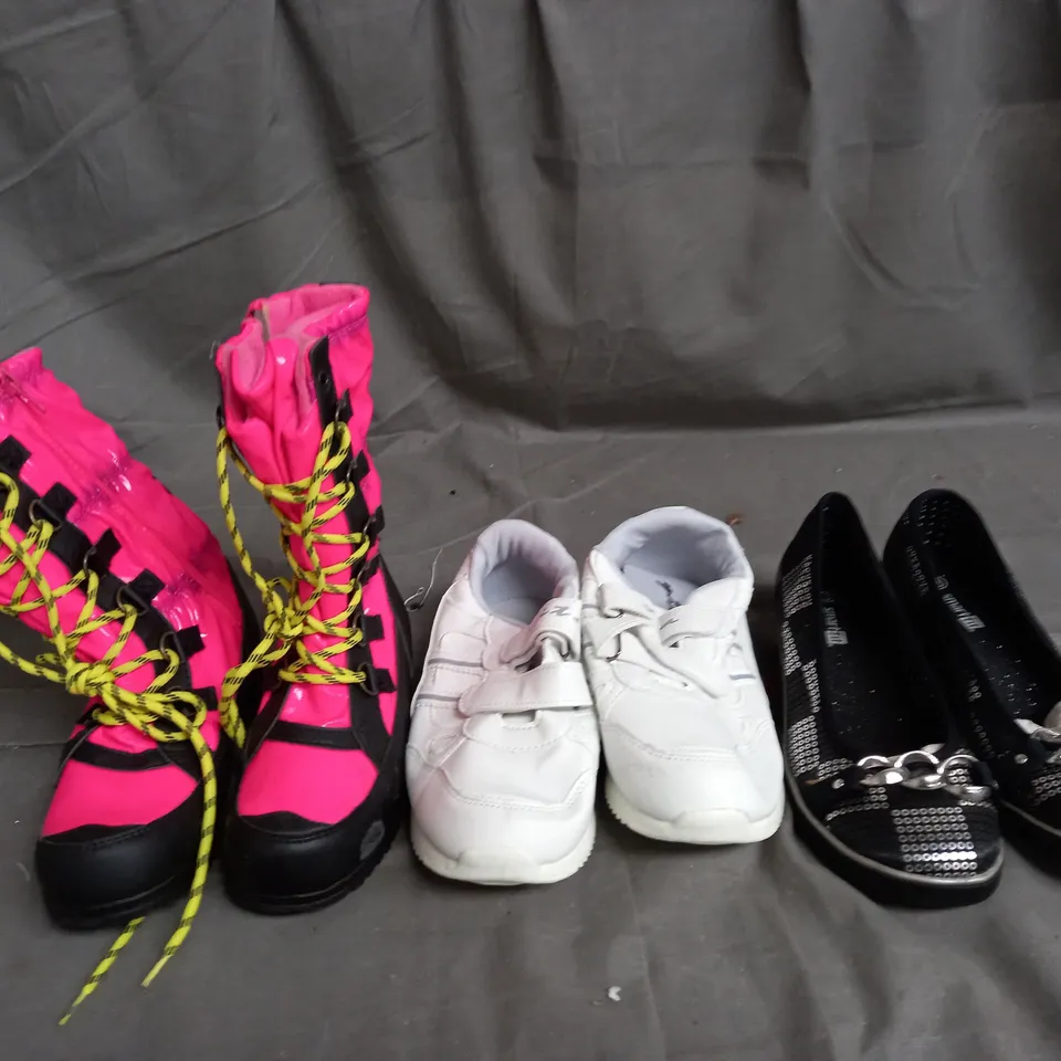 APPROXIMATELY 10 PAIRS OF ASSORTED KIDS SHOES IN VARIOUS STYLES AND SIZES 