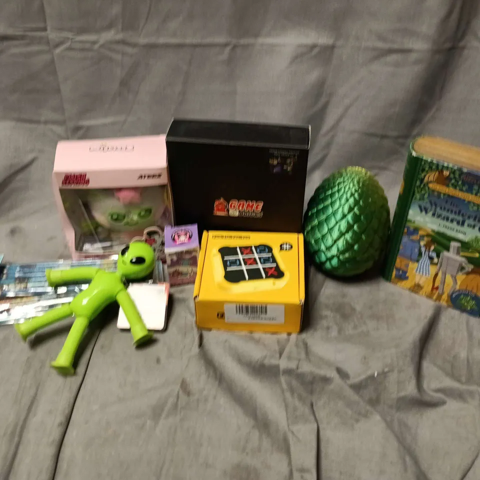 APPROXIMATELY 15 ASSORTED TOYS & GAMES PRODUCTS TO INCLUDE ATEEZ PLUSH KEYRING, ODEANGYO, TIC TAC TOE GAME, ALEIN INVASION POP TINE STRETCHERZ, ETC 