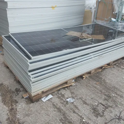 PALLET CONTAINING A LARGE QUANTITY OF SOLAR PANELS