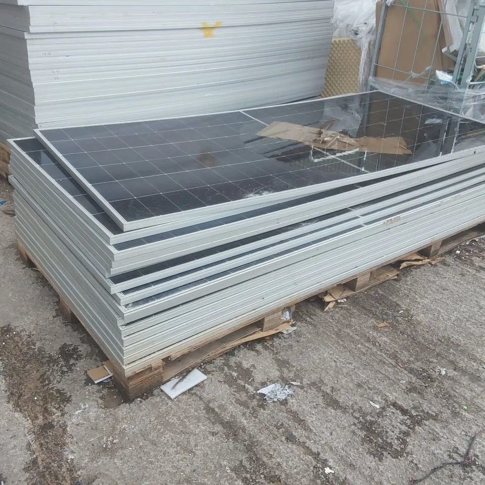 PALLET CONTAINING A LARGE QUANTITY OF SOLAR PANELS