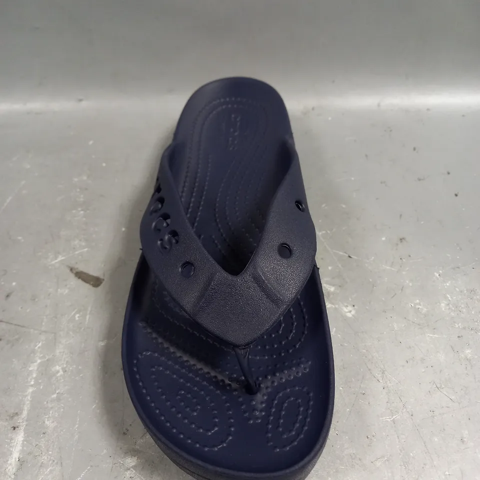 CROCS BAYA PLATFORM FLIP IN NAVY - 7