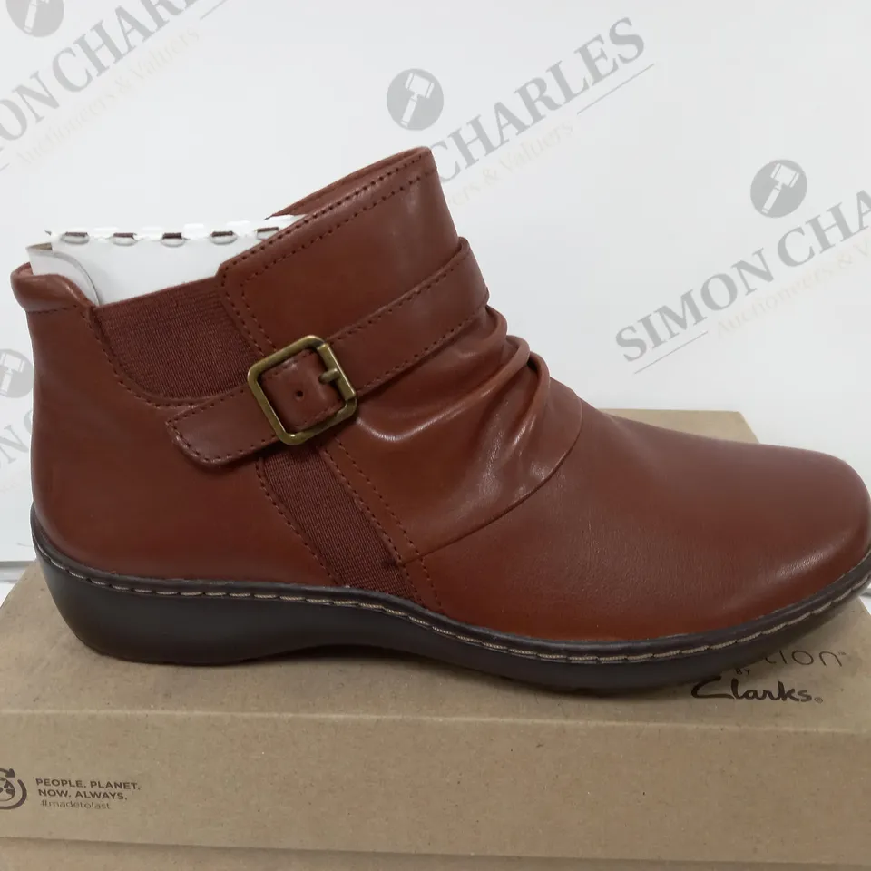 BOXED CLARKS CORA ROUCHED IN DARK TAN LEA - UK 5