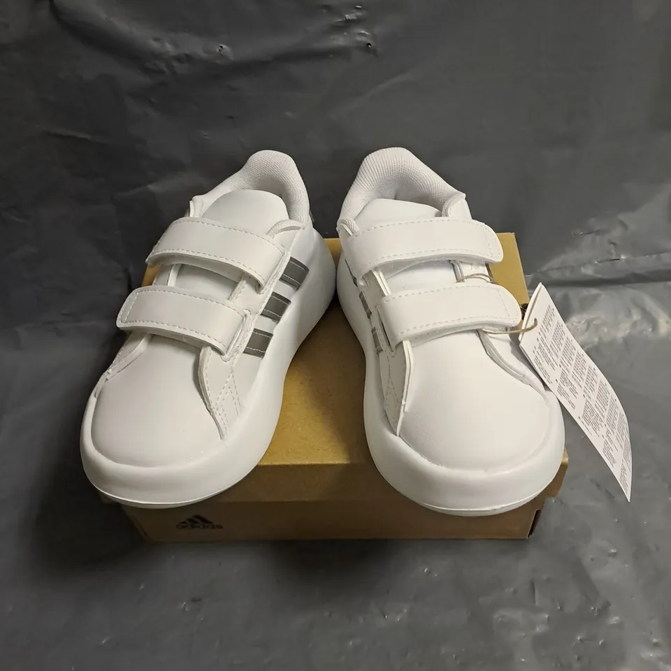 BOXED PAIR OF ADIDAS KIDS BUBBLE COMFY GRAND COURT 2.0 SHOES IN WHITE/SILVER SIZE UK 7