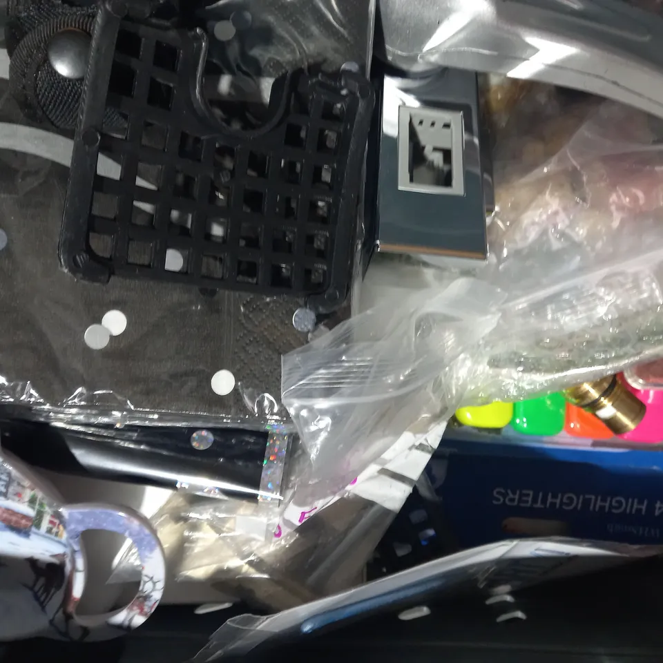 LOT OF APPROXIMATELY 10 ASSORTED HOUSEHOLD ITEMS TO INCLUDE NAMASLUG 2.0 SLUG KILLER, 12 CORN ON THE COB HOLDERS, DECORATIVE GNOME, ETC