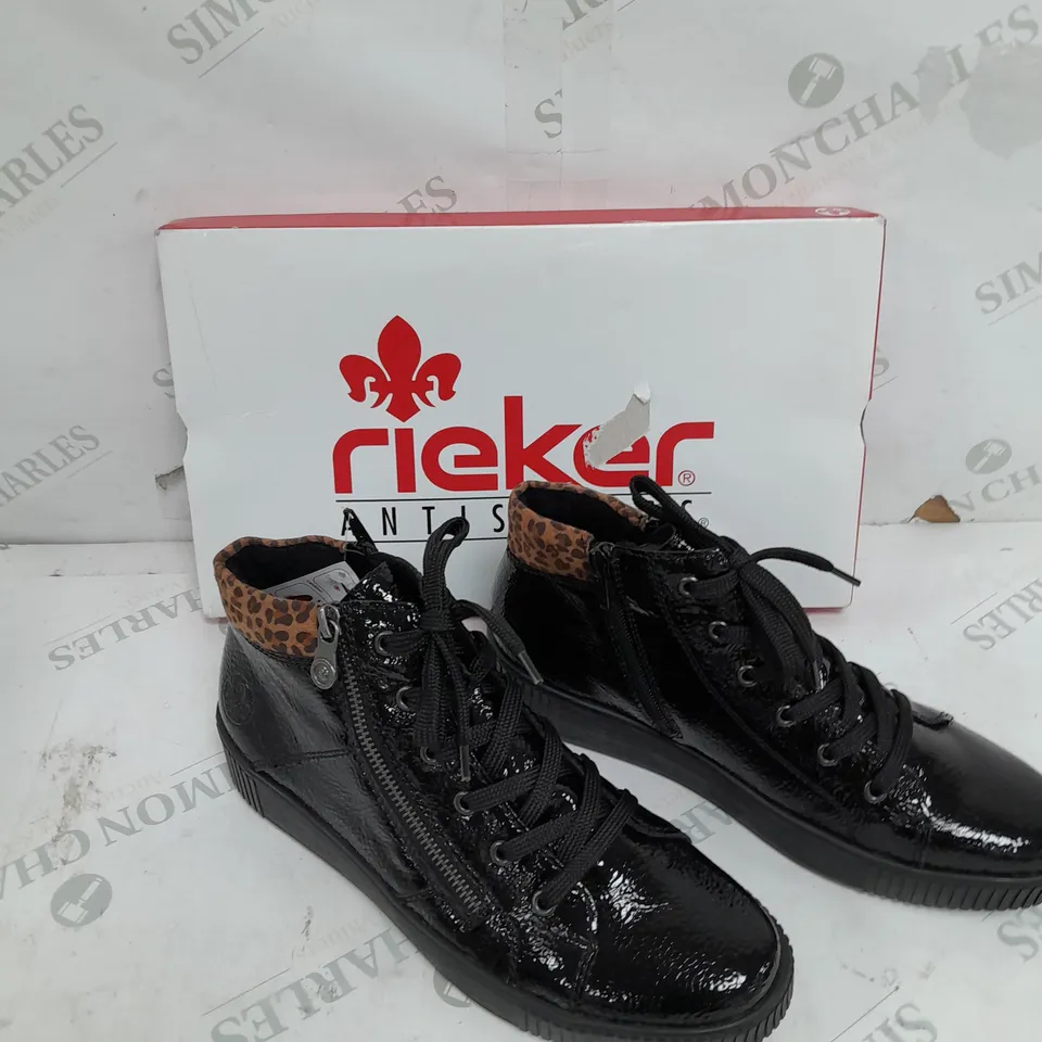 BOXED PAIR OF RIEKER HI TOP CUFF TRAINERS IN BLACK UK SIZE 6.5