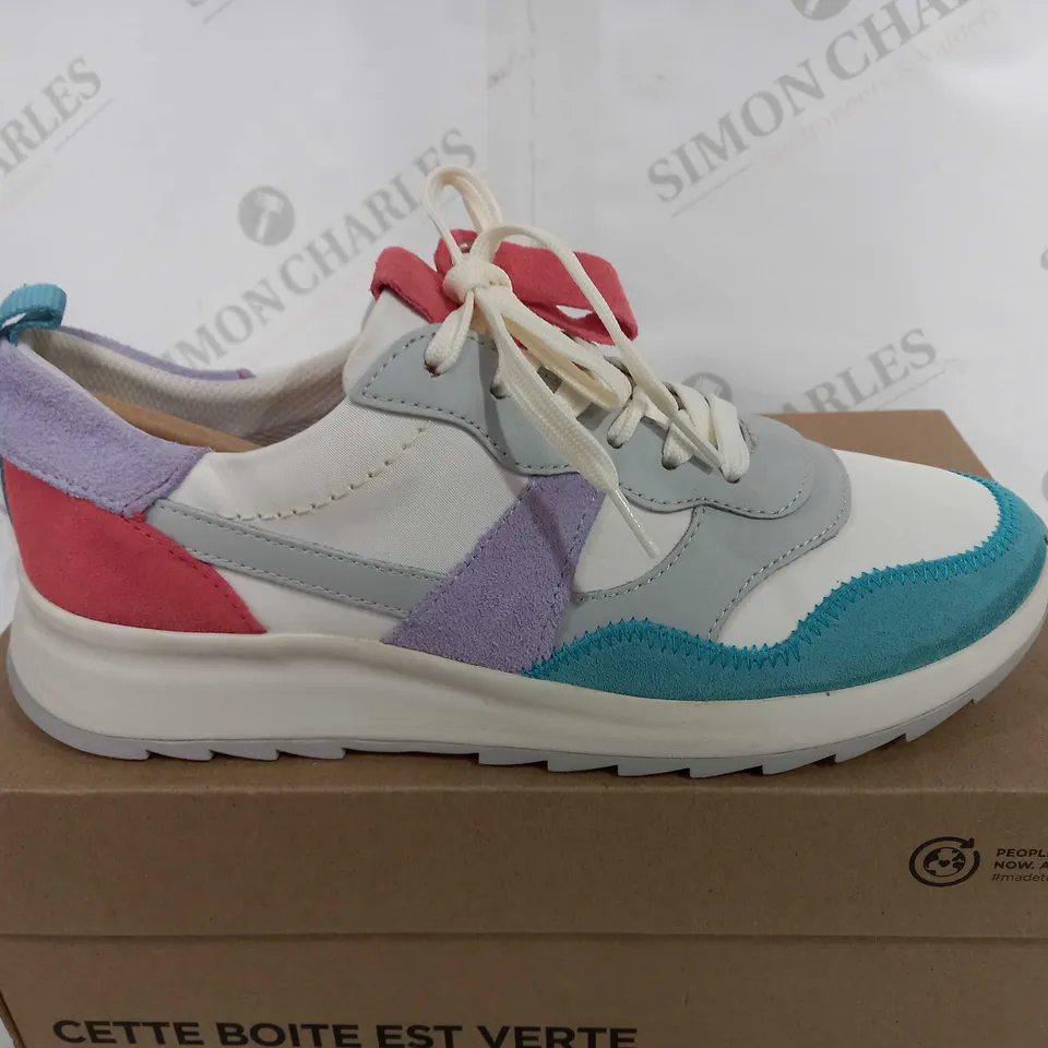 BOXED PAIR OF CLARKS DASHLITE JAZZ TRAINERS SIZE: 7 - WHITE/MULTICOLOUR