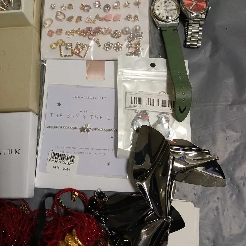 LOT OF ASSORTED JEWELLERY AND WATCH ITEMS TO INCLUDE NECKLACES, EARRINGS SEIKO AND LANMSOM