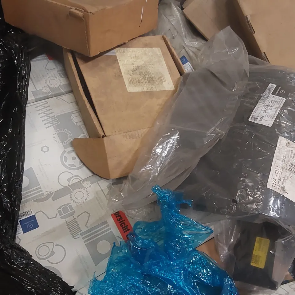 PALLET CONTAINING A LARGE QUANTITY OF ASSORTED CAR PARTS INCLUDING: HEADLIGHTS, MERCEDES-BENZ MIRROR GLASS ECT