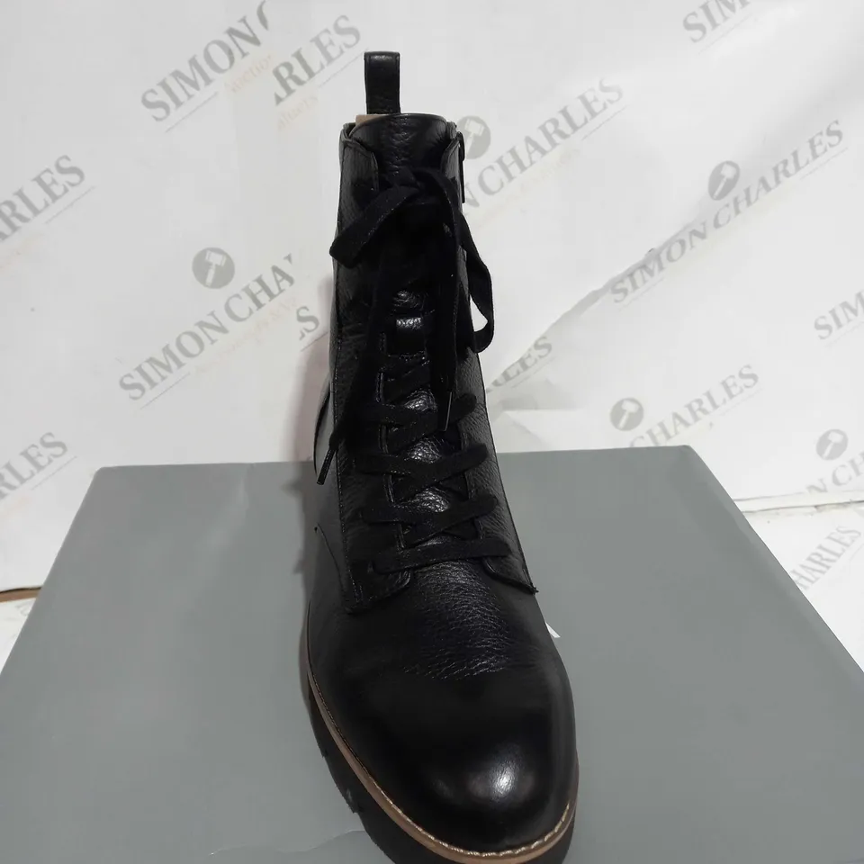 BOXED PAIR OF VIONIC LANI LACE BOOTS BLACK SIZE 7